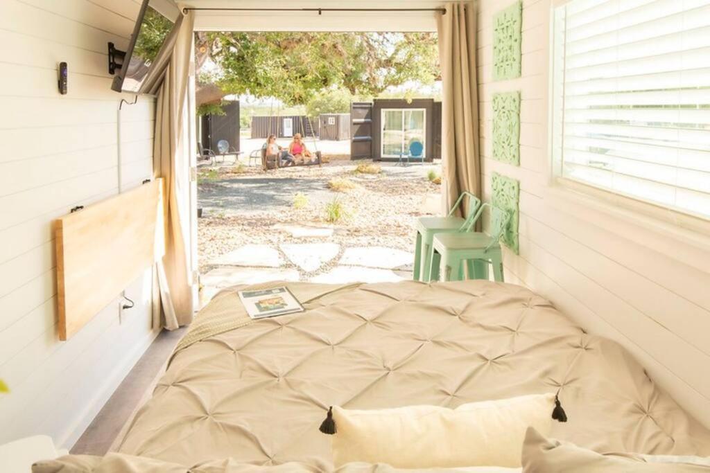 The Container Retreat @ 290 Wine Trail #10 Welcome Friends! Hye Extérieur photo